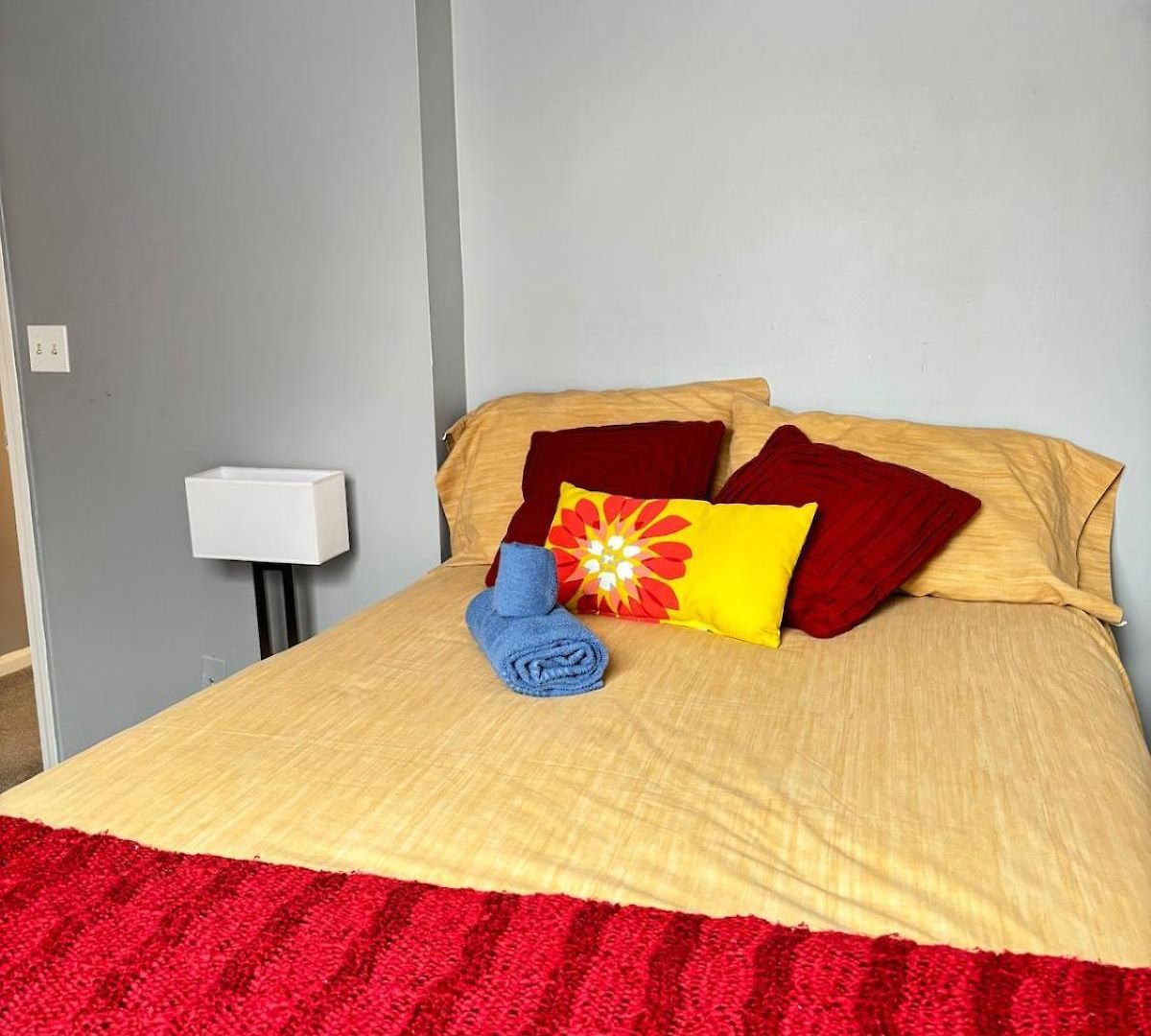 Holiday home Cozy Retreat With Led And Balcony *