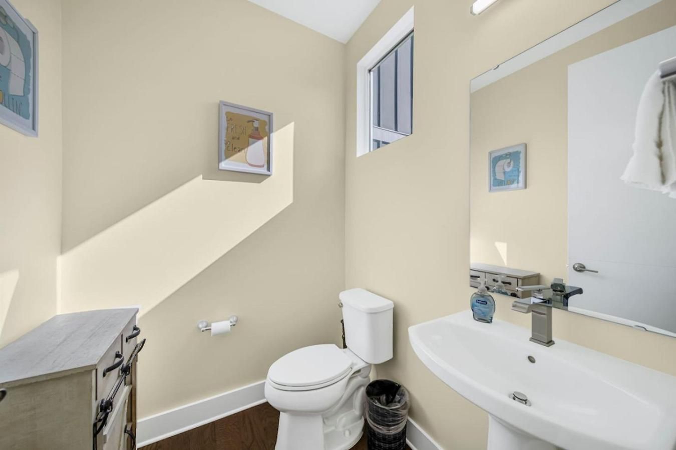 Modern 4-story 3-br Townhome With Rooftop Lounge *