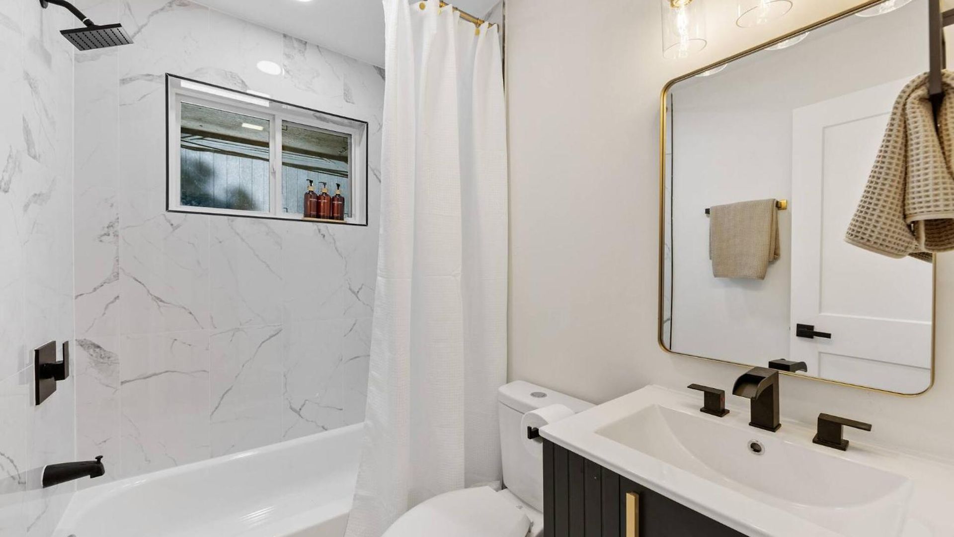 *now Available!* Renovated Plaza Shamrock Duplex Holiday home *