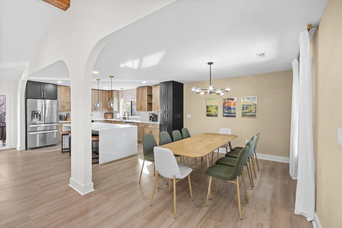 4 Kings-1 Queen-gameroom-lounge-luxury Home-4k1q2t *