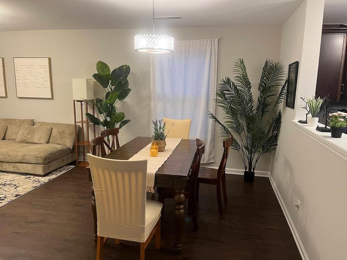 Holiday home Spacious 4 Bedroom House In Area Close To Pnc Pavilion *