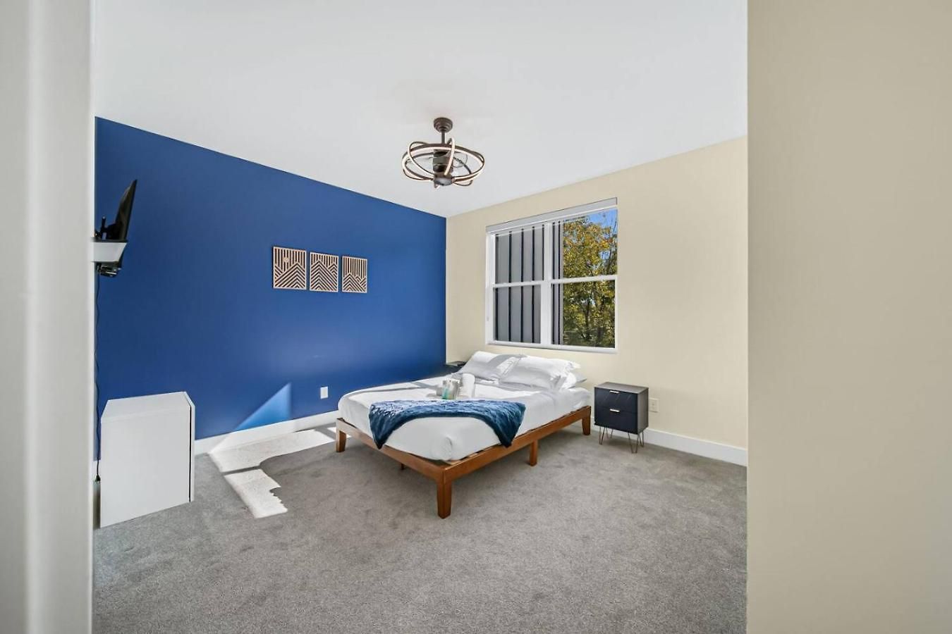 Modern 4-story 3-br Townhome With Rooftop Lounge