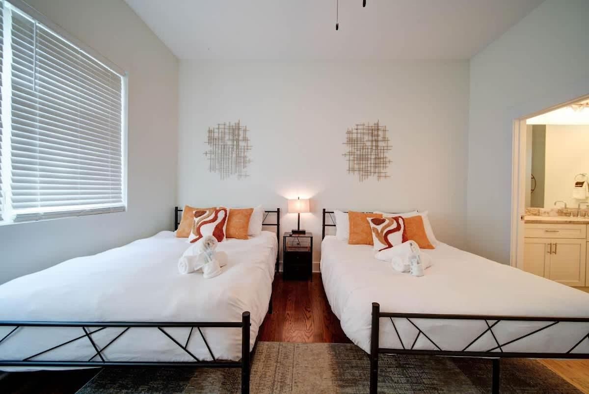 Holiday home Modern Rooftop Townhome W Hot Tub & Skyline Views *