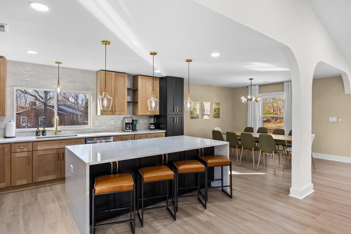 4 Kings-1 Queen-gameroom-lounge-luxury Home-4k1q2t Holiday home Charlotte