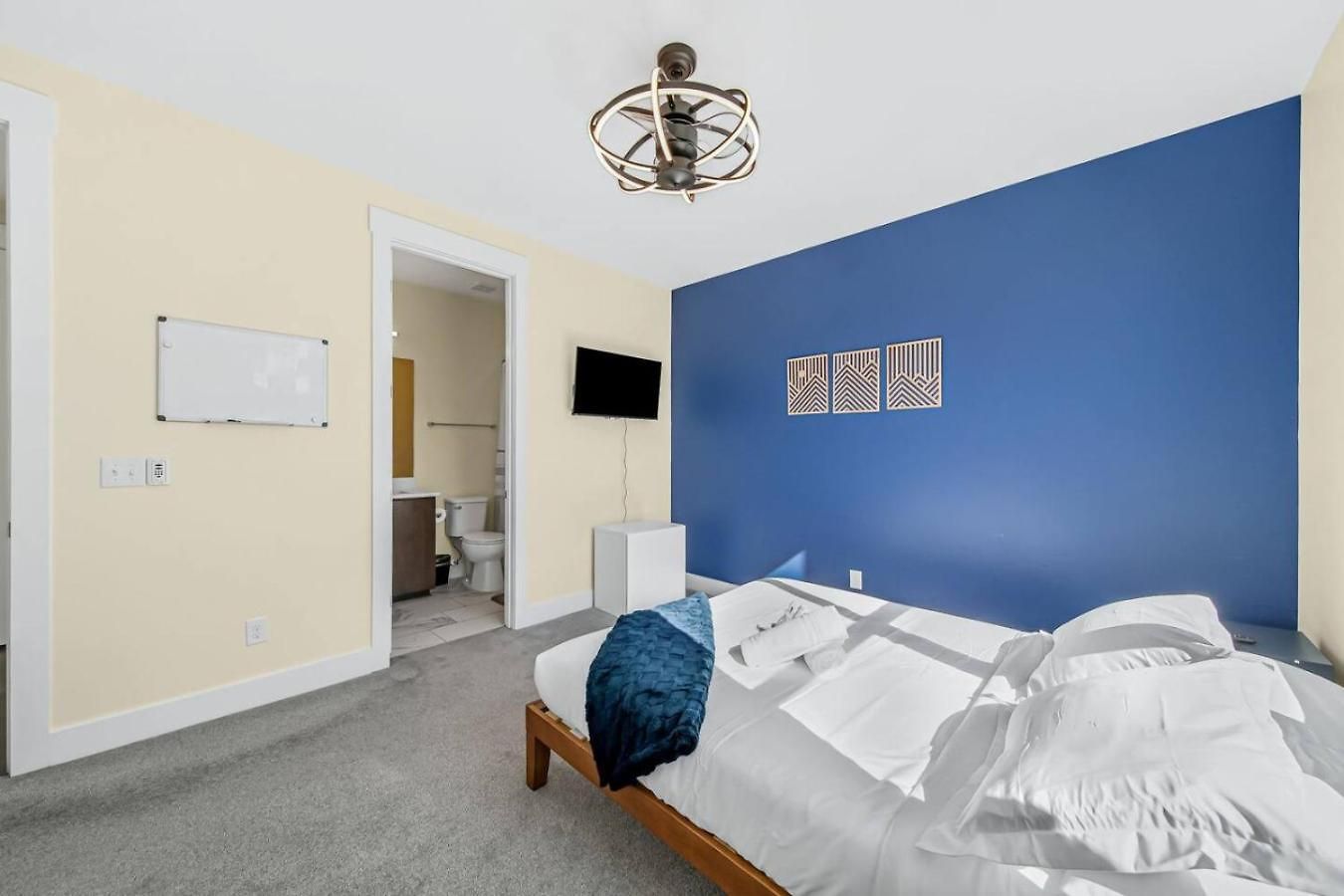 Modern 4-story 3-br Townhome With Rooftop Lounge Holiday home Charlotte