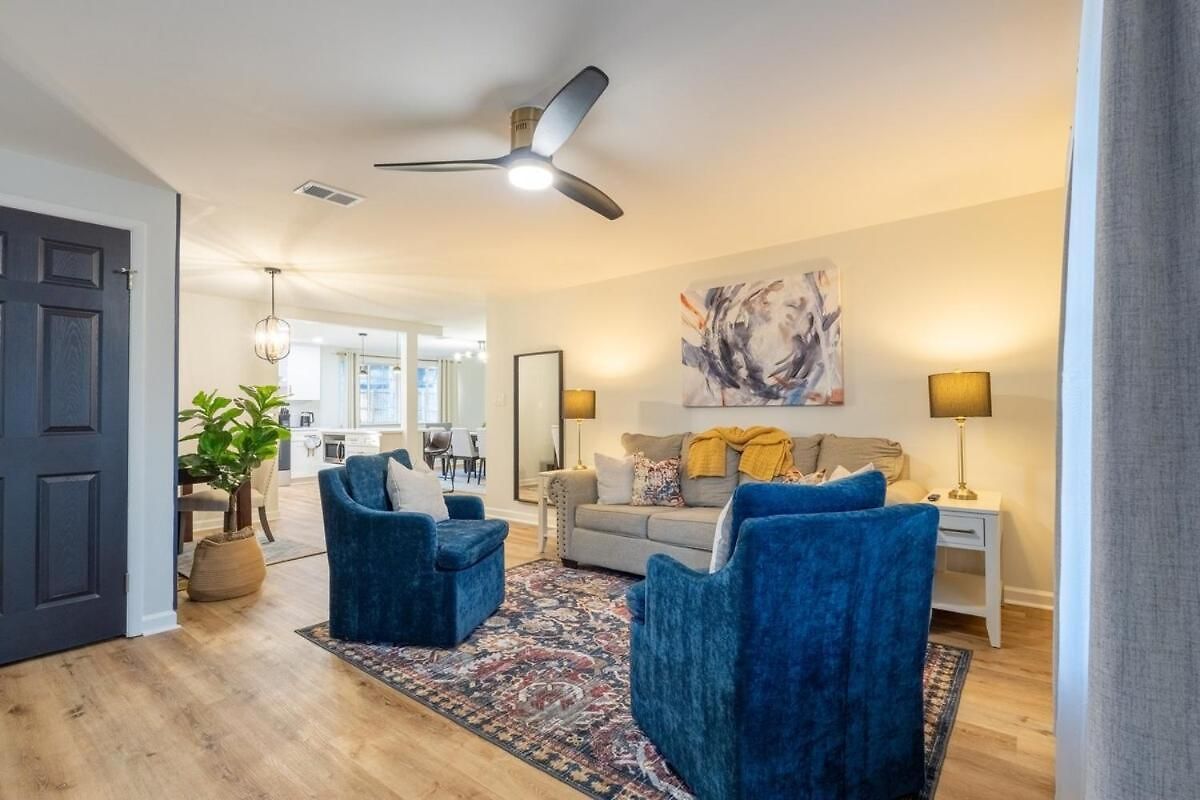Ballantyne 3br House, Privateyard, Work Desk & 1 Gig Wi-fi *