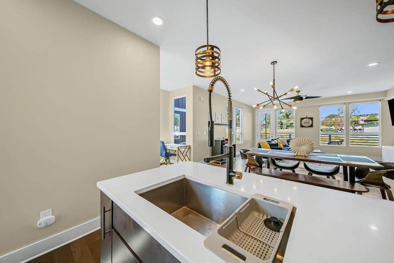 Modern 4-story 3-br Townhome With Rooftop Lounge Holiday home