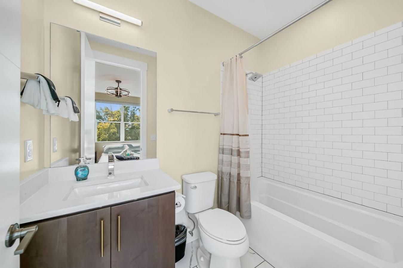 Modern 4-story 3-br Townhome With Rooftop Lounge * Charlotte