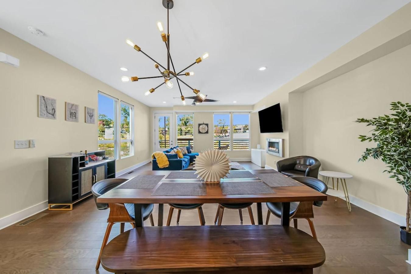 Modern 4-story 3-br Townhome With Rooftop Lounge Holiday home Charlotte