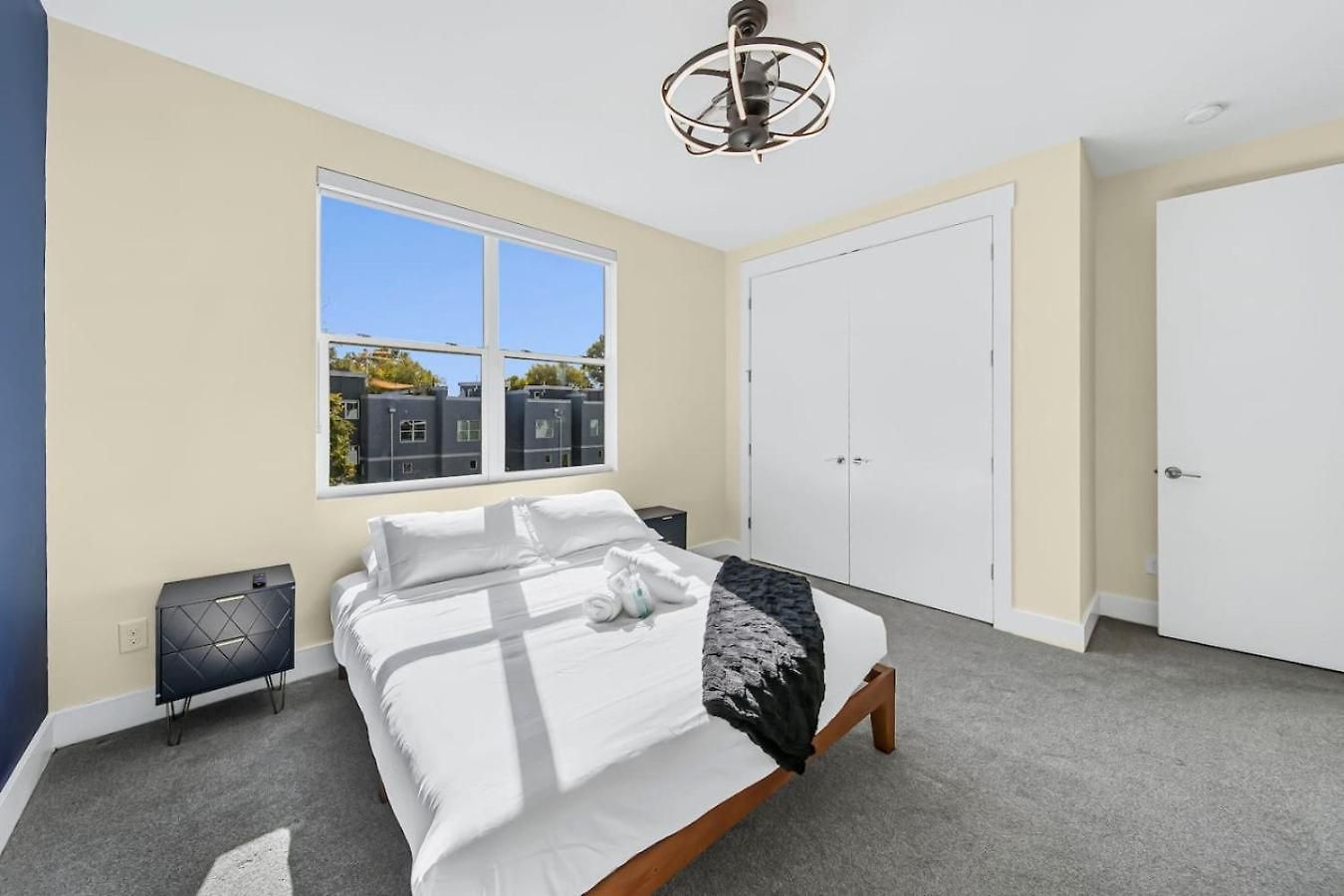 Modern 4-story 3-br Townhome With Rooftop Lounge