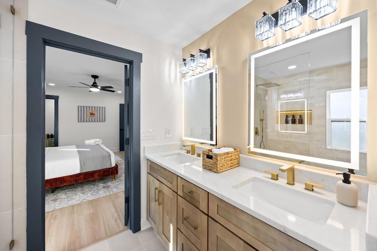 4 Kings-1 Queen-gameroom-lounge-luxury Home-4k1q2t Holiday home Charlotte