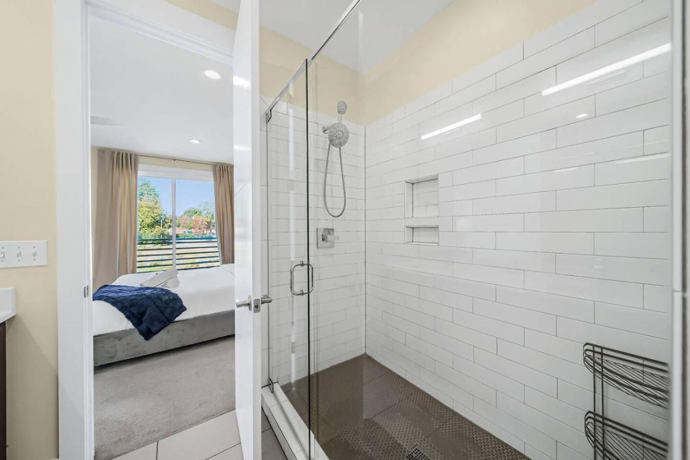 Modern 4-story 3-br Townhome With Rooftop Lounge Holiday home