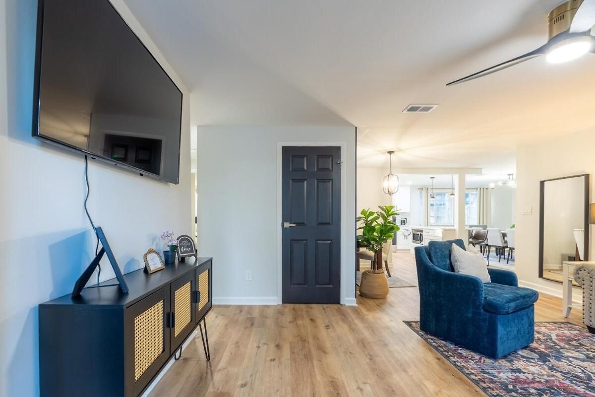 Ballantyne 3br House, Privateyard, Work Desk & 1 Gig Wi-fi *
