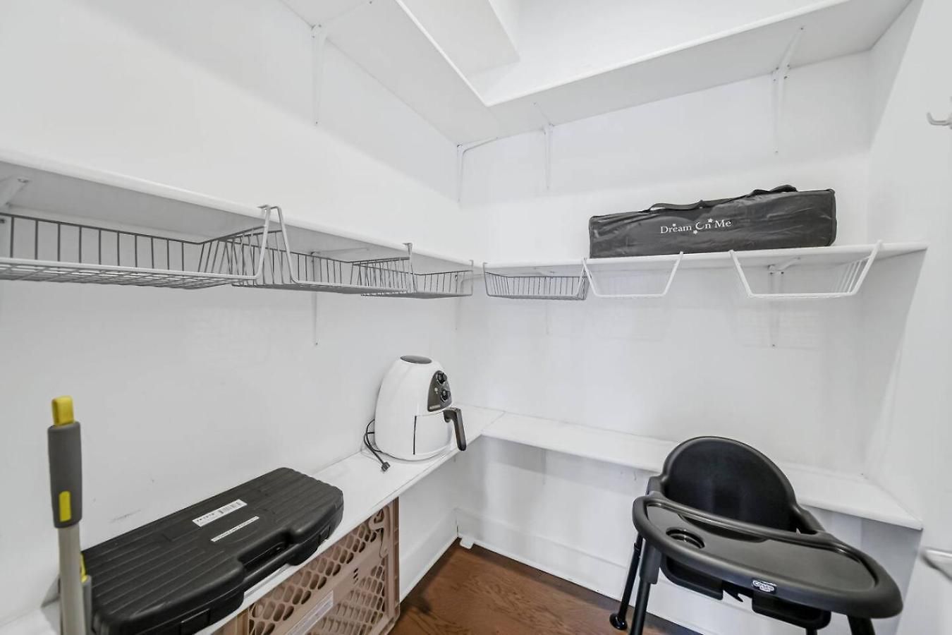 Modern 4-story 3-br Townhome With Rooftop Lounge * Charlotte