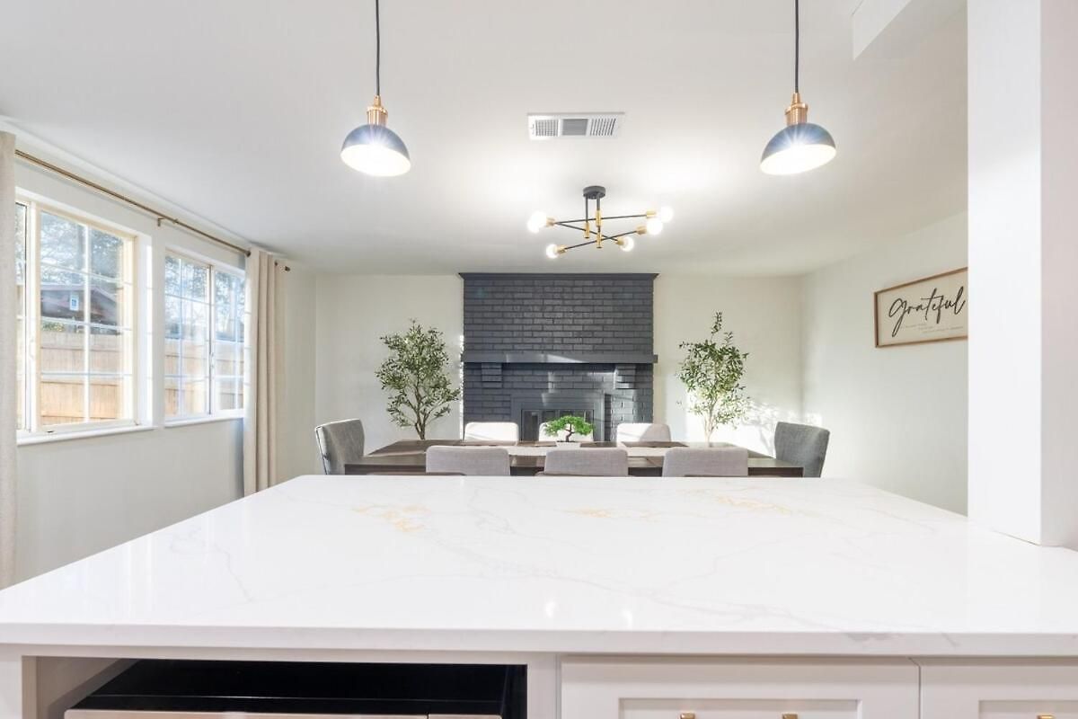 Ballantyne 3br House, Privateyard, Work Desk & 1 Gig Wi-fi