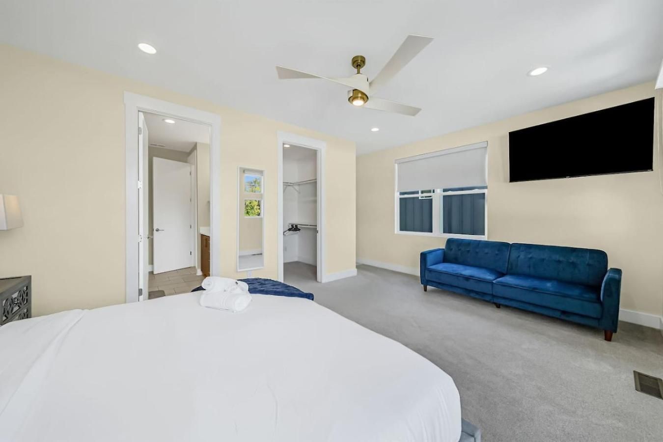 Modern 4-story 3-br Townhome With Rooftop Lounge Holiday home