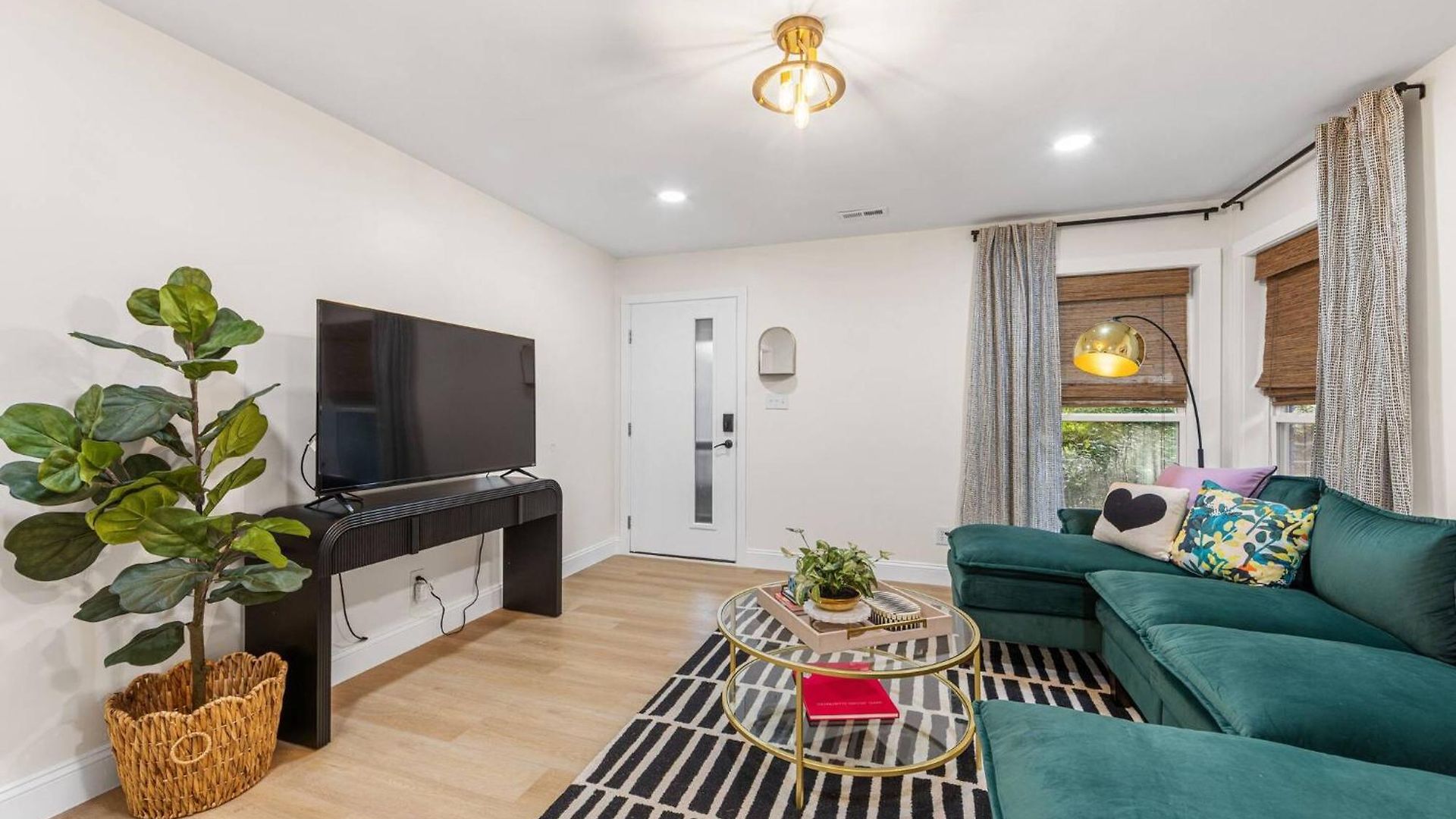 New Shamrock Stunner | King Bed, Pet Friendly * Charlotte