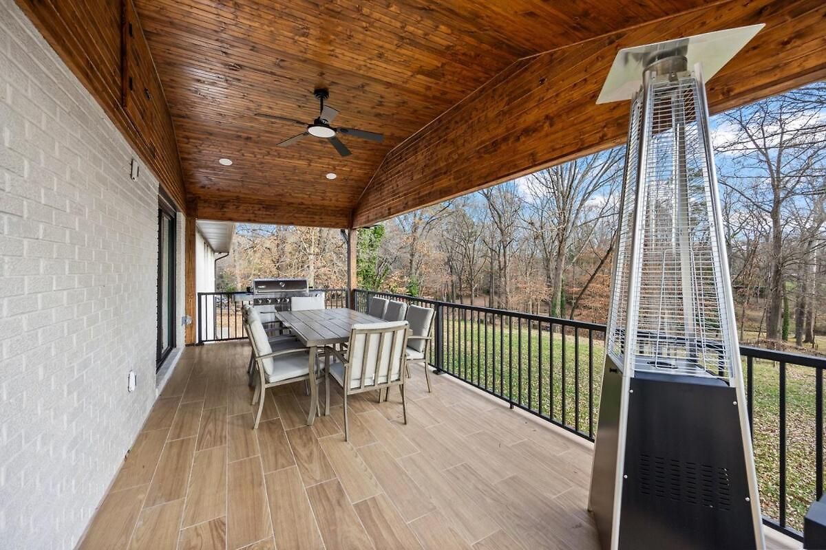 4 Kings-1 Queen-gameroom-lounge-luxury Home-4k1q2t * Charlotte