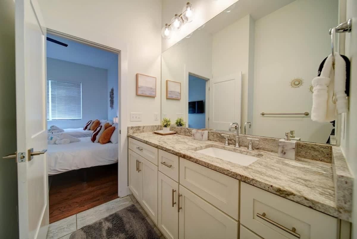 Modern Rooftop Townhome W Hot Tub & Skyline Views Holiday home