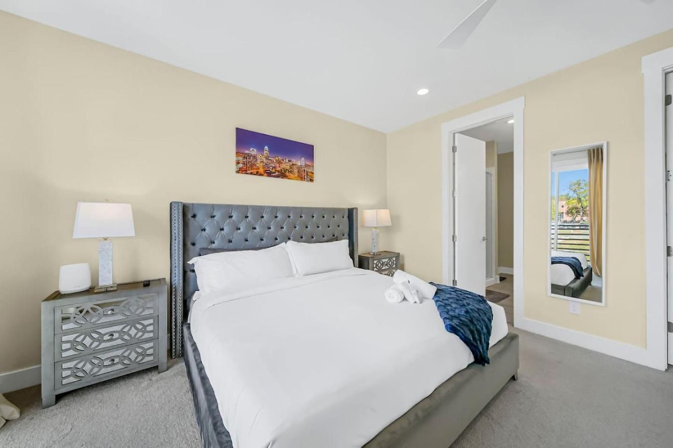 Holiday home Modern 4-story 3-br Townhome With Rooftop Lounge *