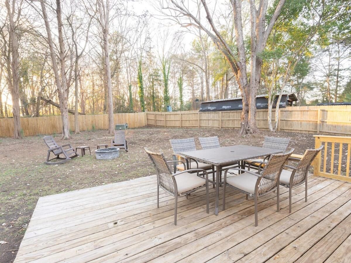 Ballantyne 3br House, Privateyard, Work Desk & 1 Gig Wi-fi