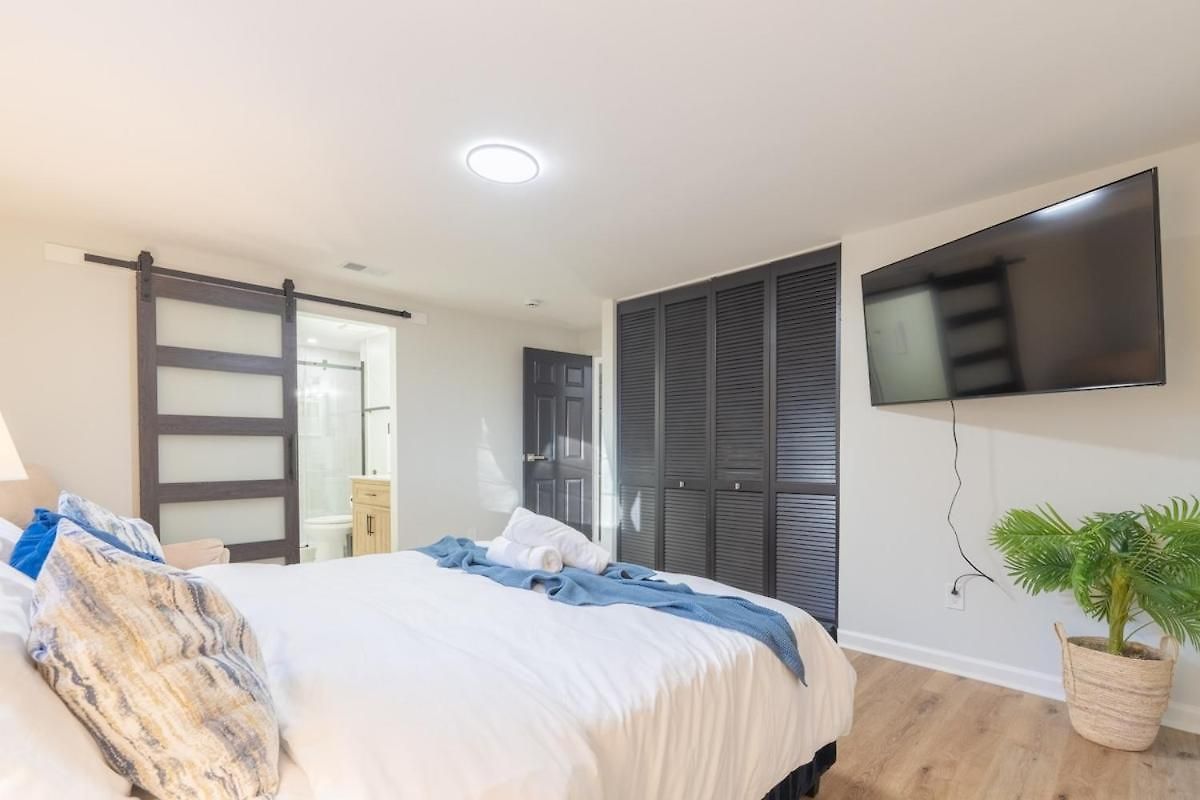 Ballantyne 3br House, Privateyard, Work Desk & 1 Gig Wi-fi * Charlotte