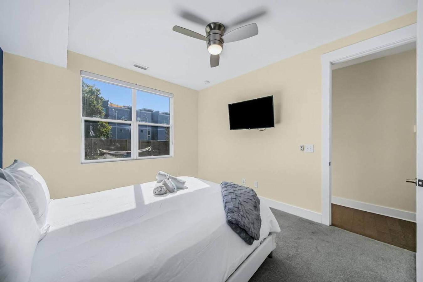 Modern 4-story 3-br Townhome With Rooftop Lounge