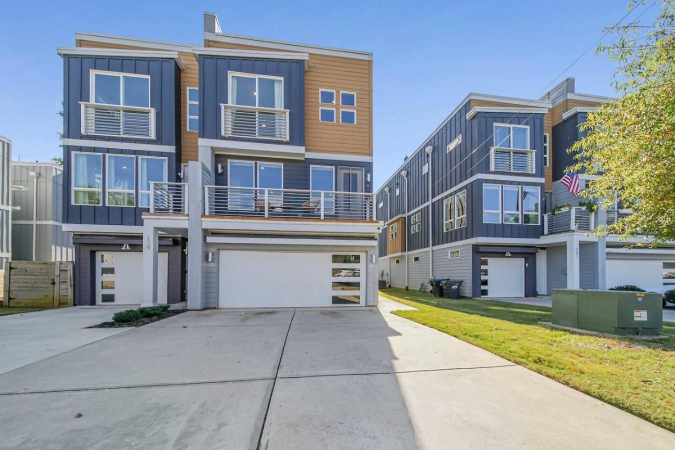 Modern 4-story 3-br Townhome With Rooftop Lounge Holiday home Charlotte