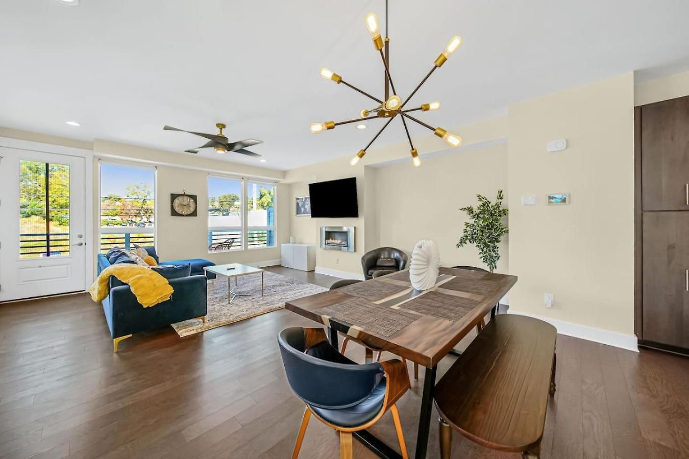 Modern 4-story 3-br Townhome With Rooftop Lounge