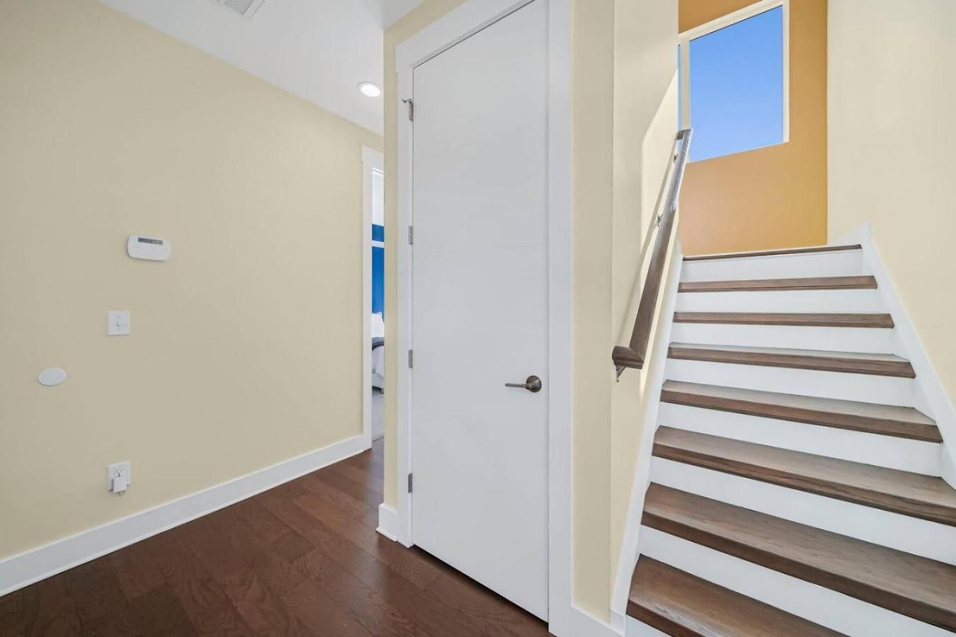 Modern 4-story 3-br Townhome With Rooftop Lounge Holiday home Charlotte
