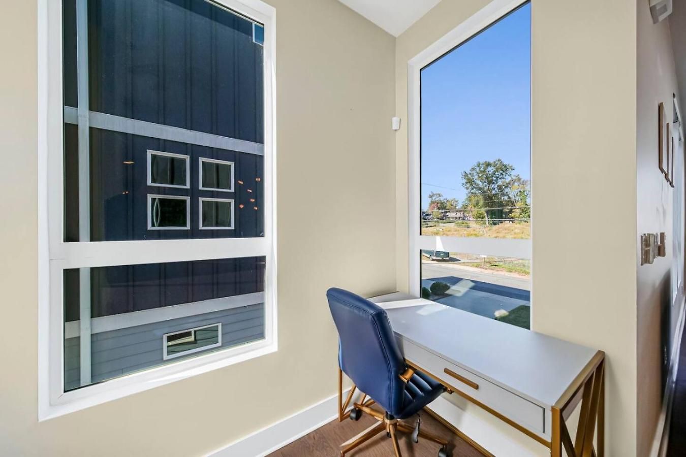 Holiday home Modern 4-story 3-br Townhome With Rooftop Lounge *