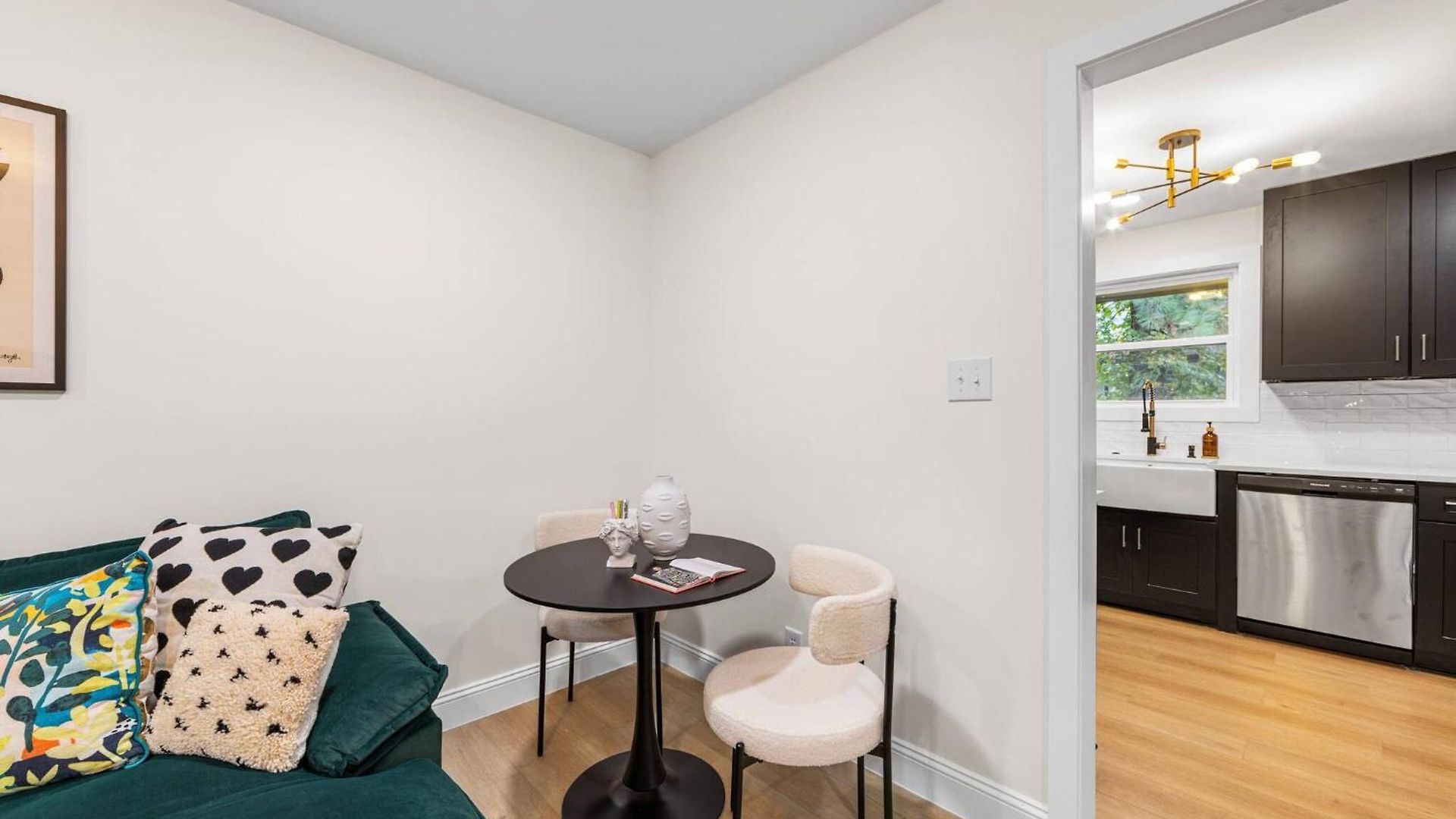 *now Available!* Renovated Plaza Shamrock Duplex Holiday home Charlotte