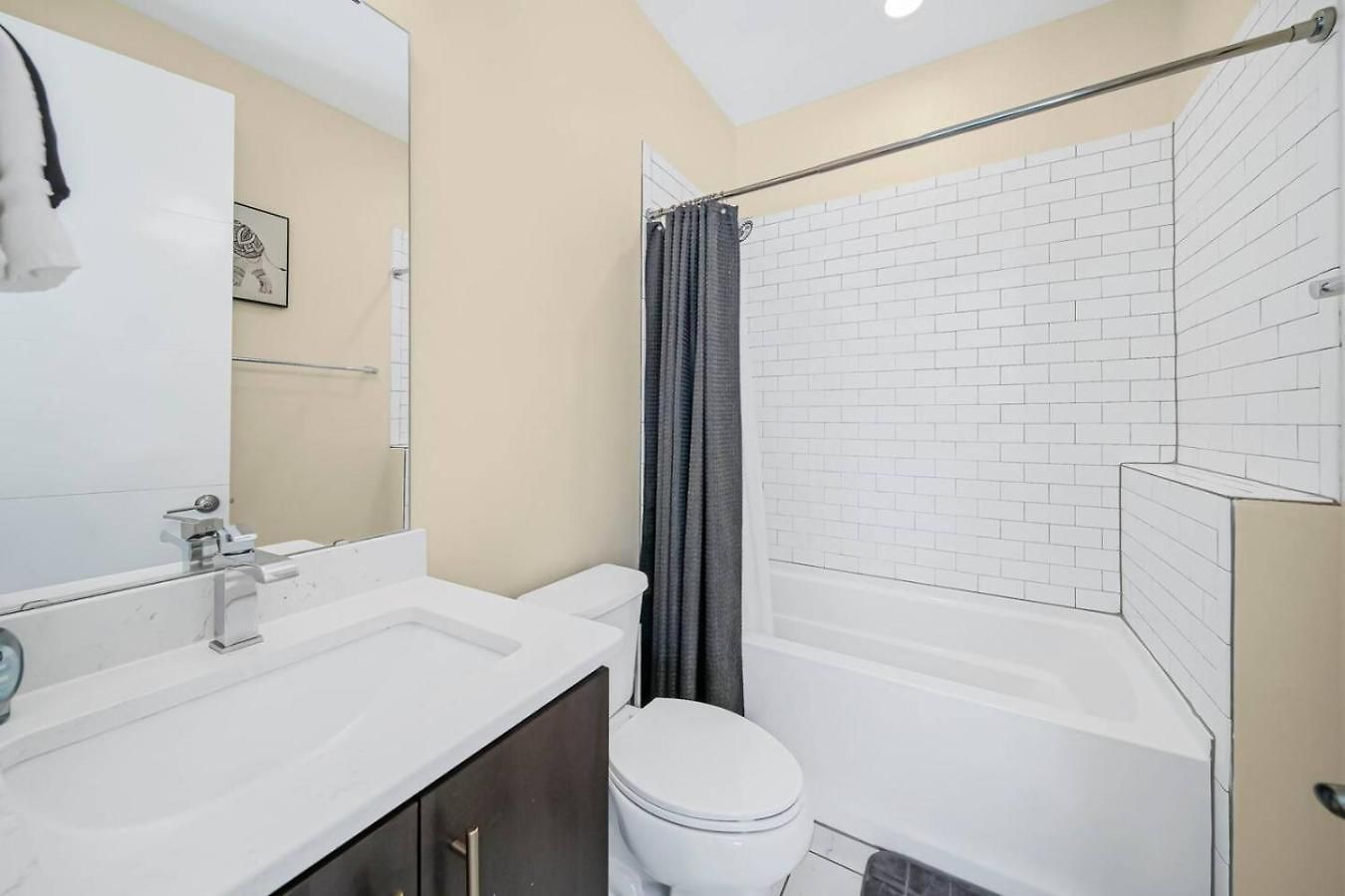 Holiday home Modern 4-story 3-br Townhome With Rooftop Lounge