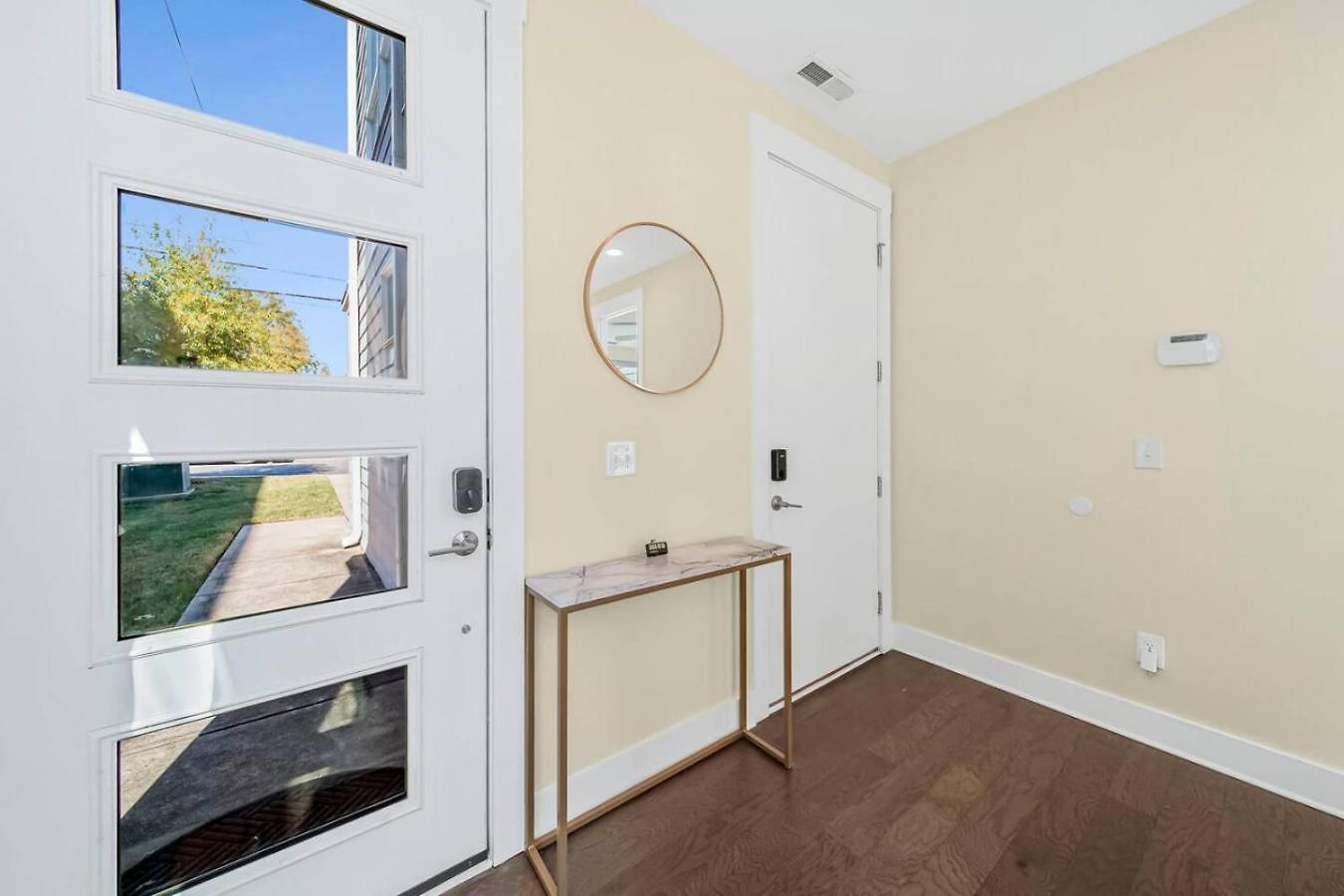 Modern 4-story 3-br Townhome With Rooftop Lounge Holiday home Charlotte