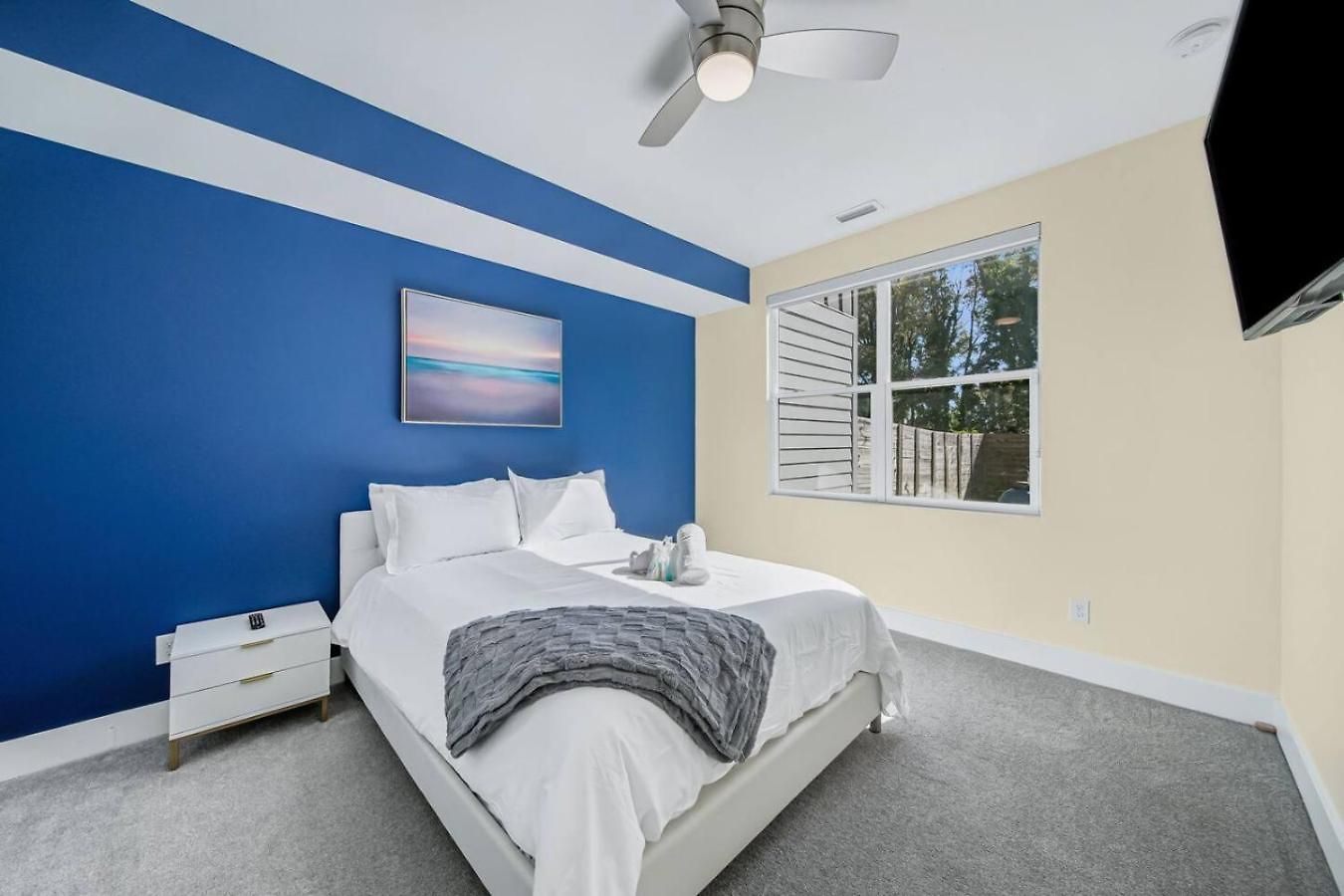 Modern 4-story 3-br Townhome With Rooftop Lounge