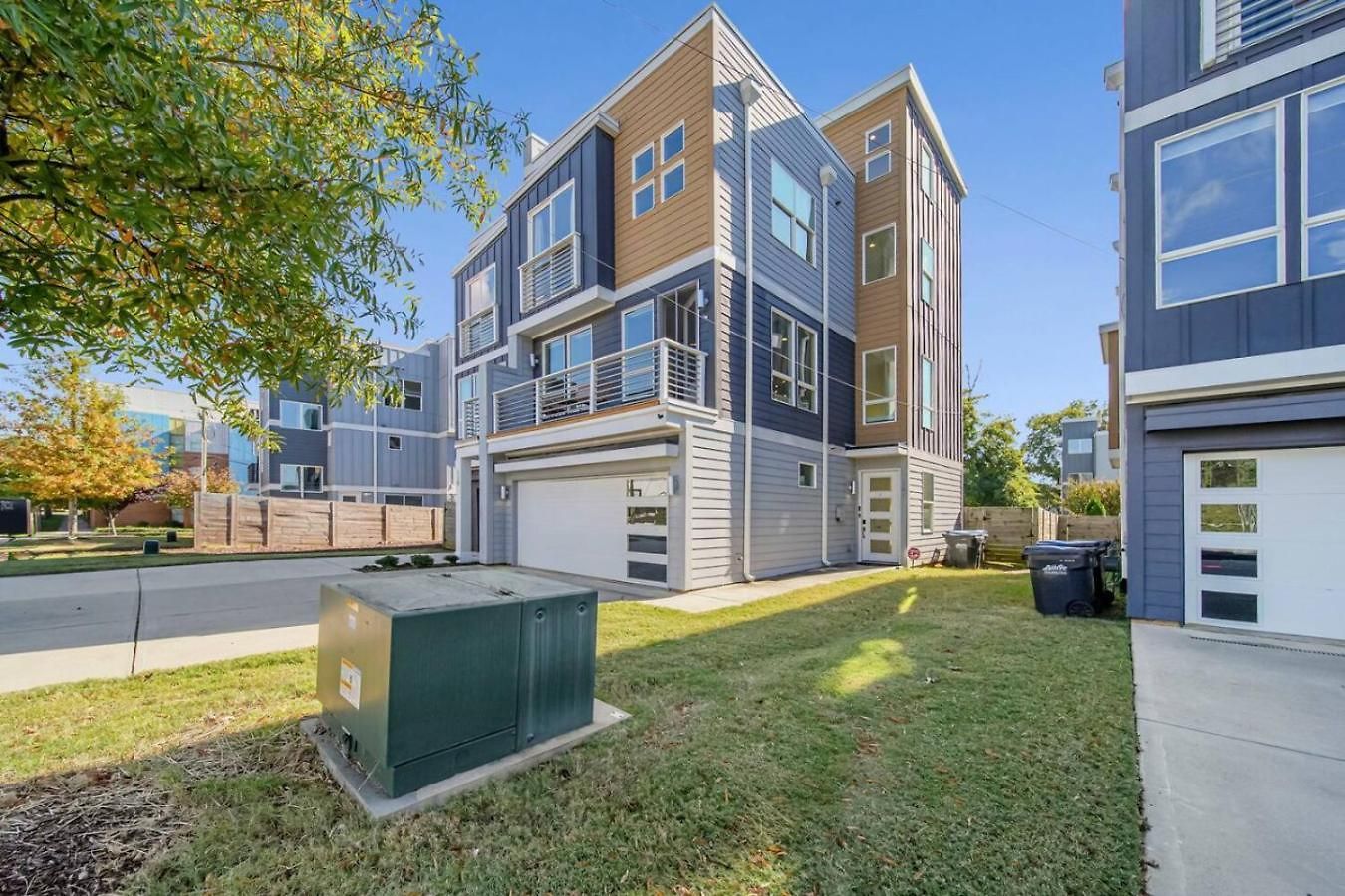 Modern 4-story 3-br Townhome With Rooftop Lounge Charlotte