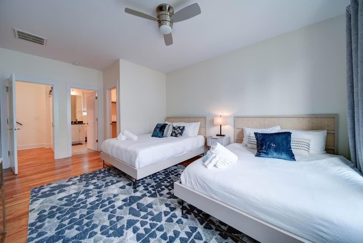 Luxe Townhome Rooftop Hot Tub Parking Holiday home