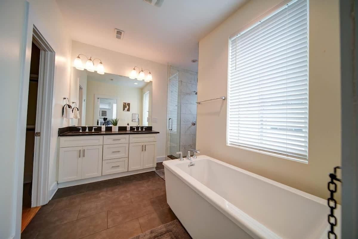 Holiday home Luxe Townhome Rooftop Hot Tub Parking *
