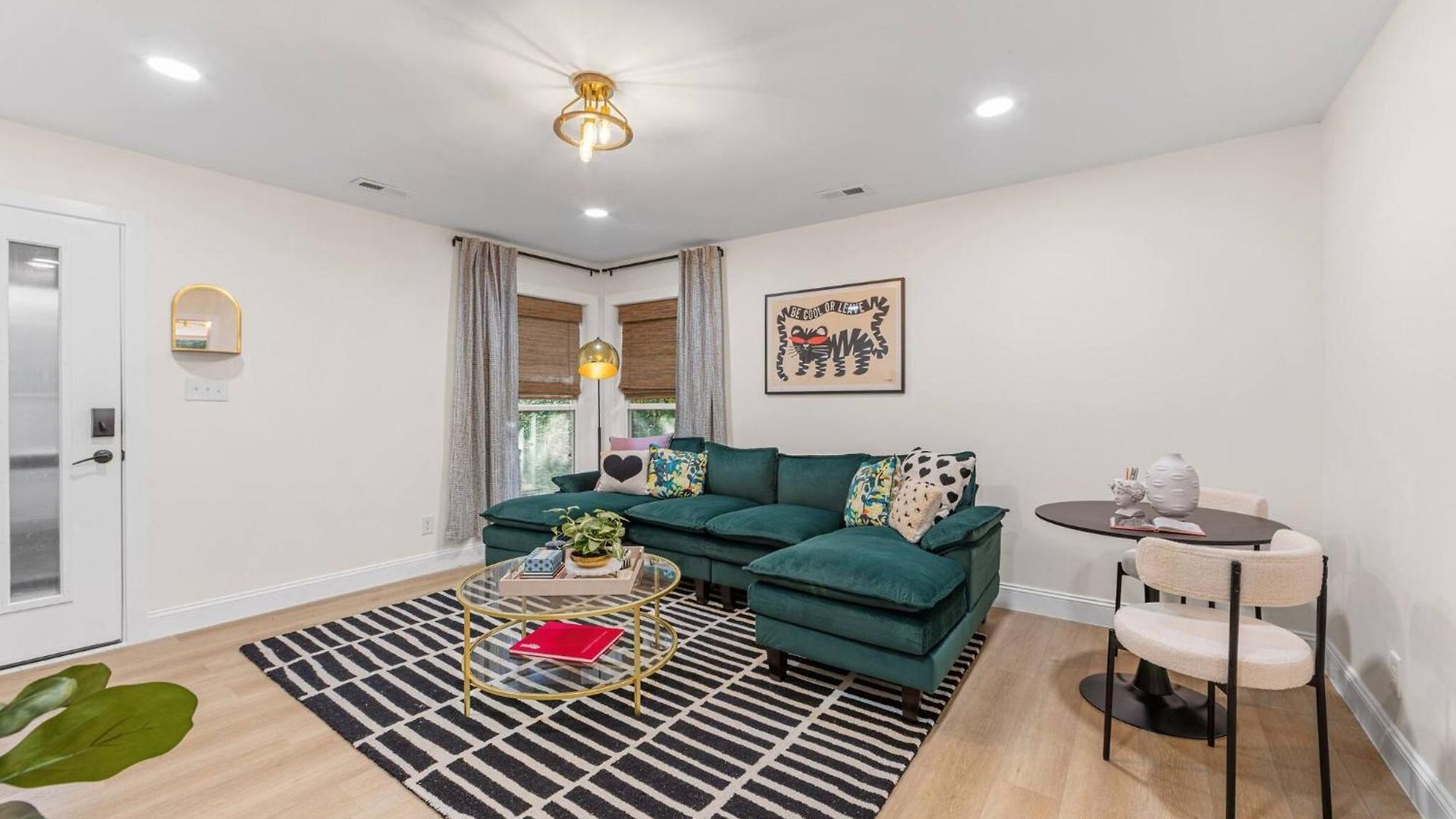 *now Available!* Renovated Plaza Shamrock Duplex Holiday home