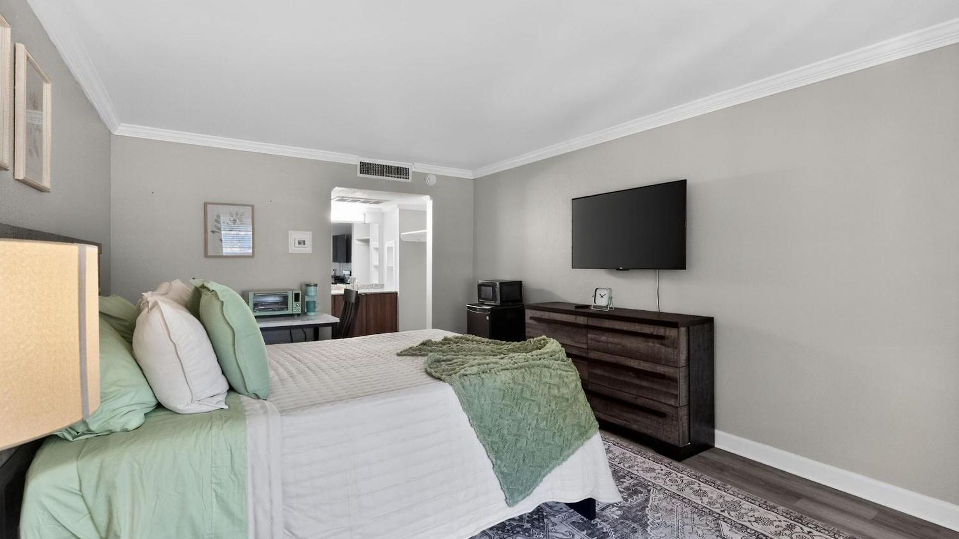 Lux Mins To Atrium Health & Airport *