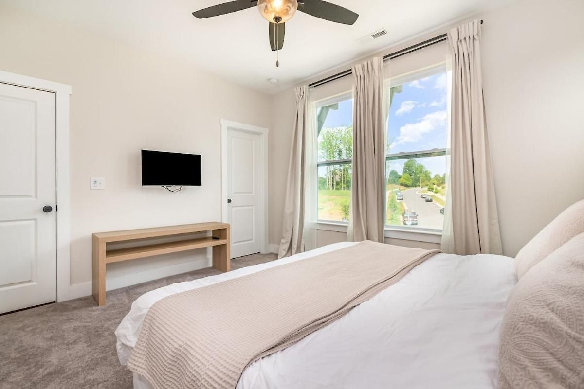 Apartment Spacious 4br Near Unc & Major Venues *