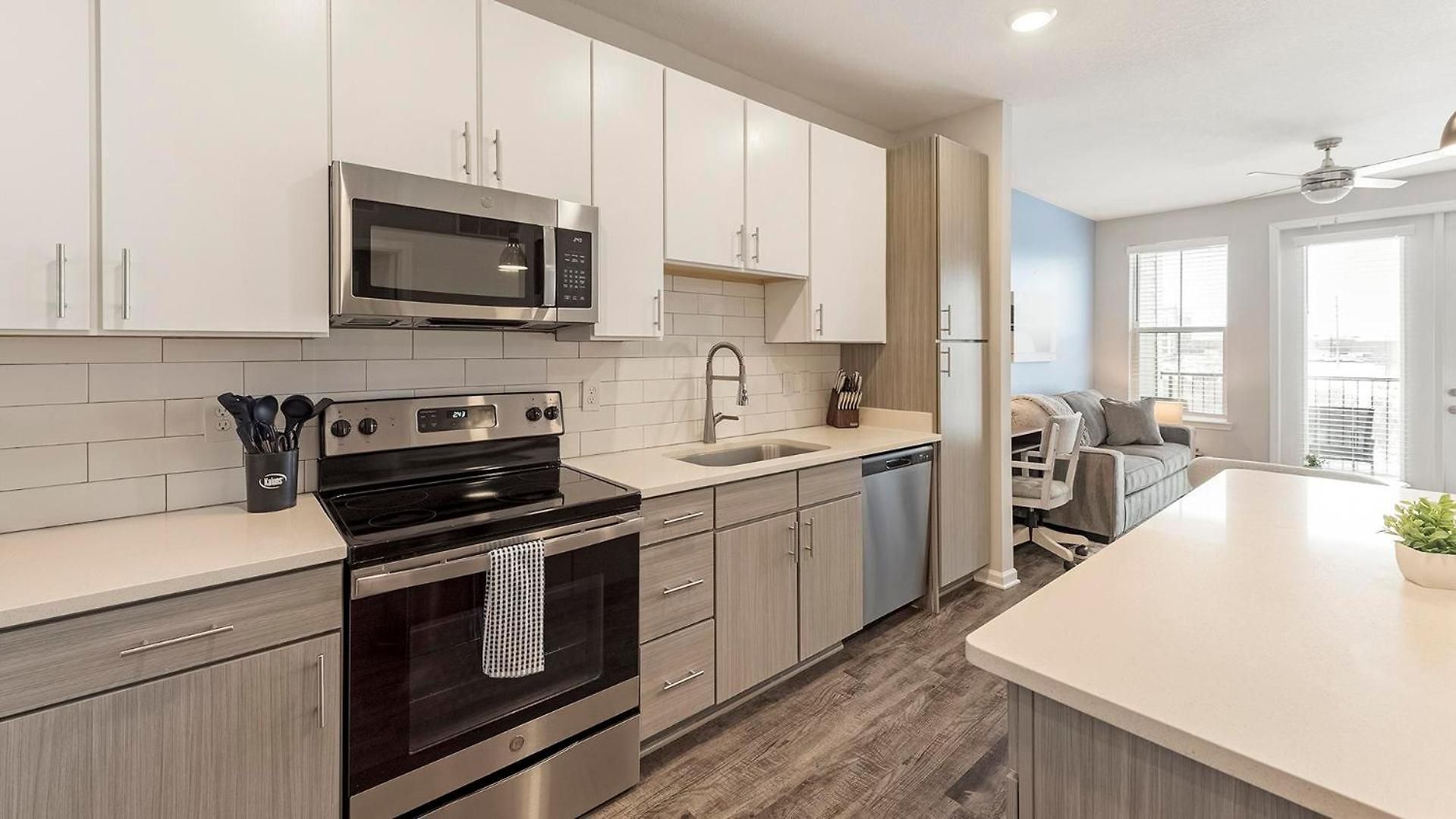 Landing Stunning 1bd Gym Pool Apartment *