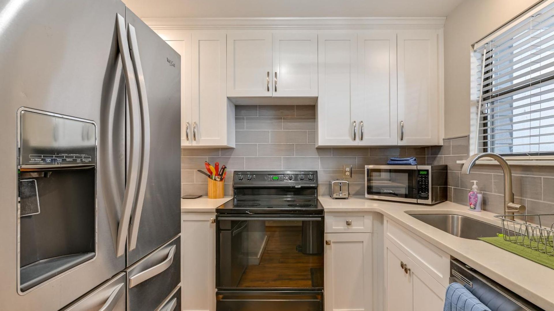 1 Mi To Boa Stadium! Walkable W/ Porch