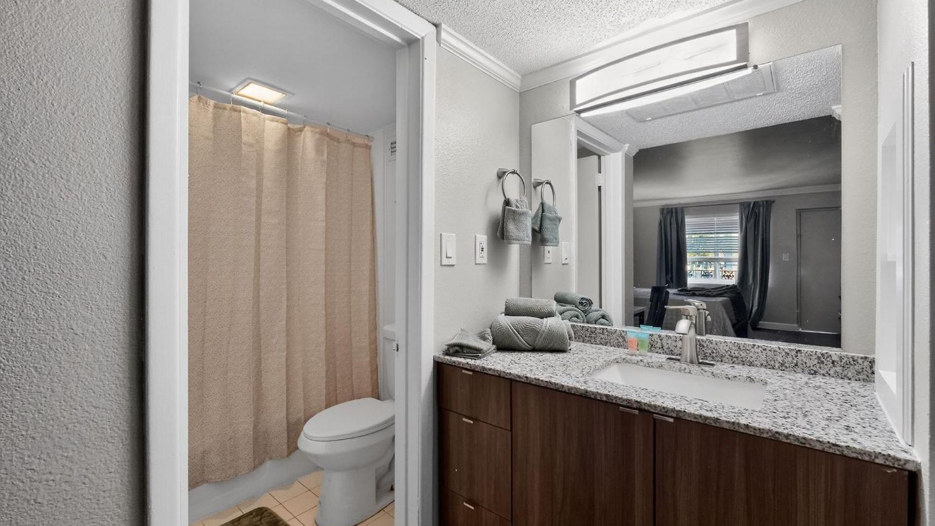 Lux Mins To Atrium Health & Airport Apartment *