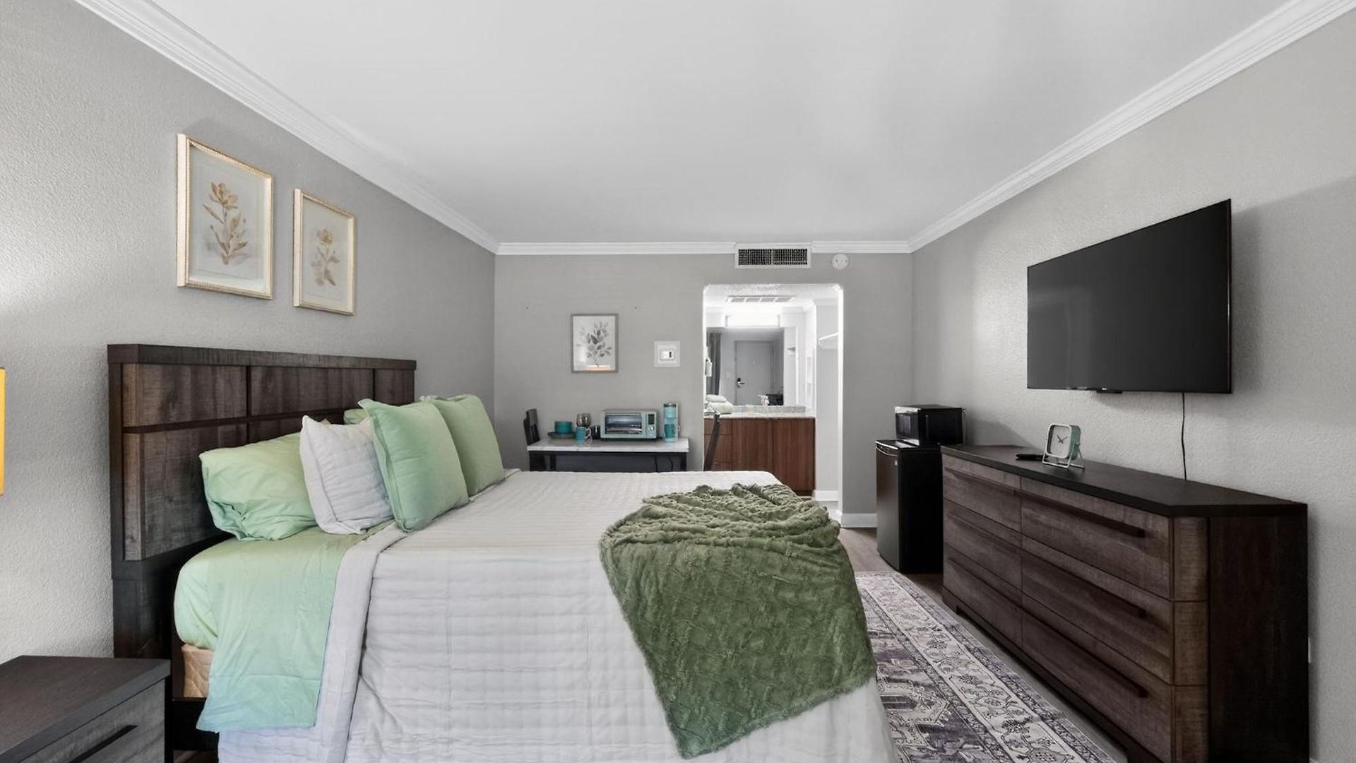 Lux Mins To Atrium Health & Airport