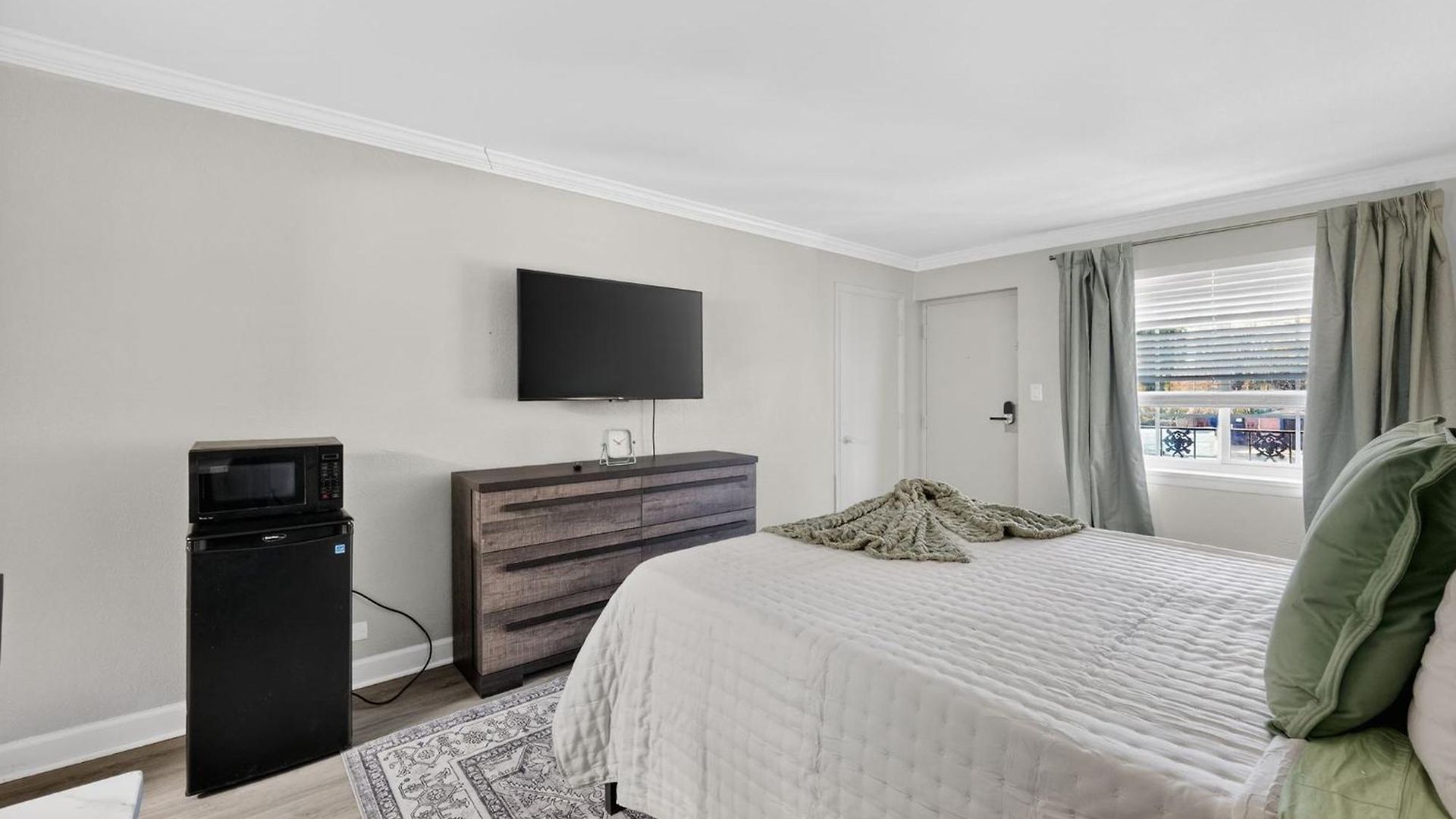 Lux Mins To Atrium Health & Airport Apartment *