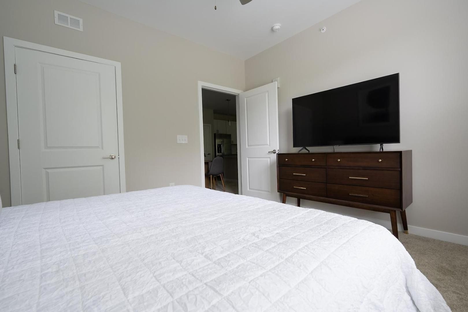 Landing Stunning 1bd Pool Yoga *
