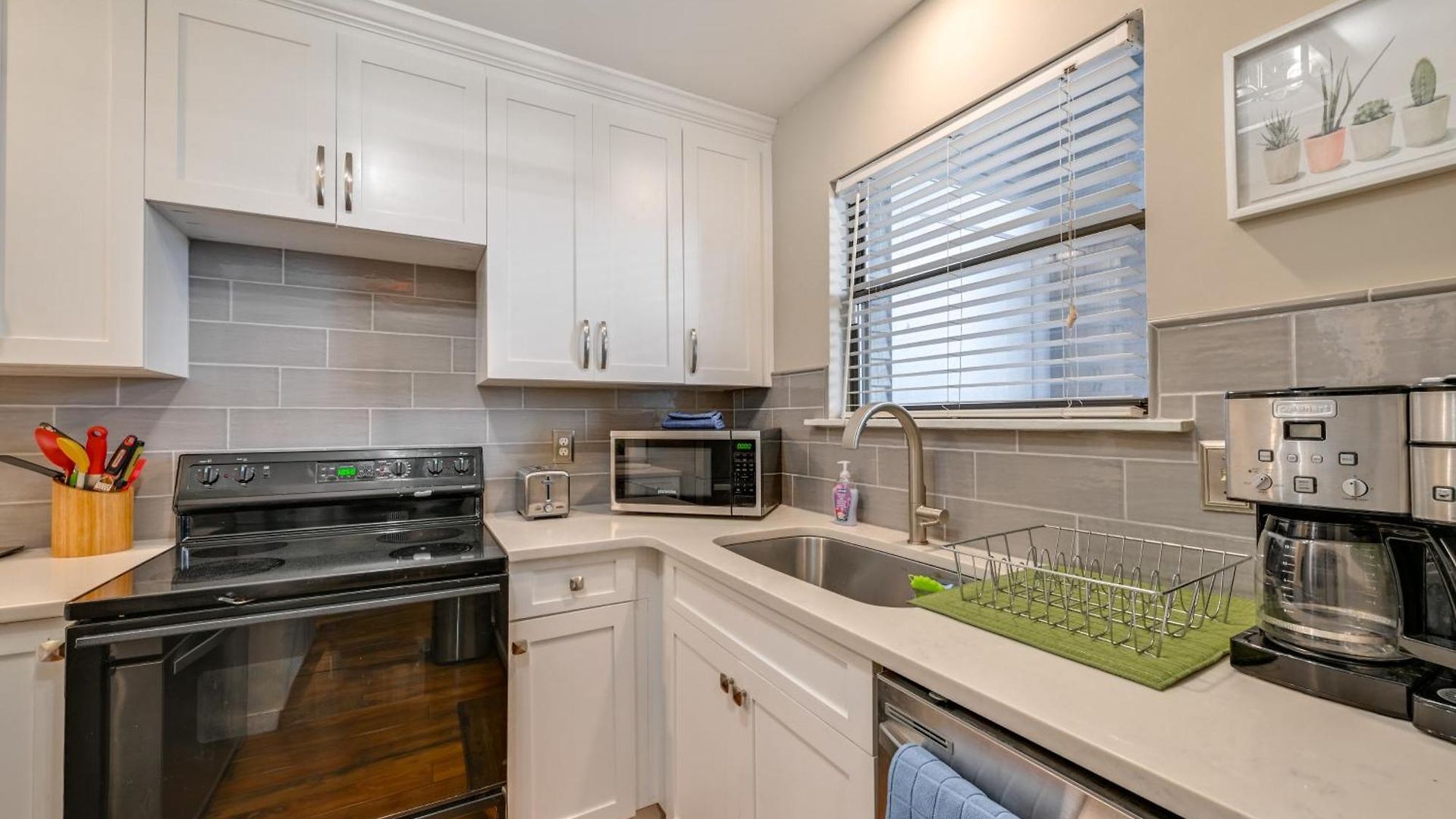 1 Mi To Boa Stadium! Walkable W/ Porch Holiday home *