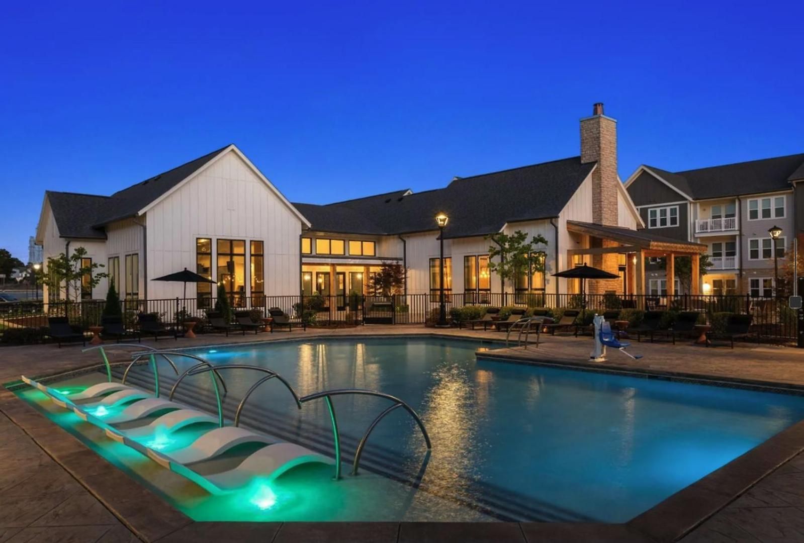 Apartment Landing - Chestnut Farm Charlotte