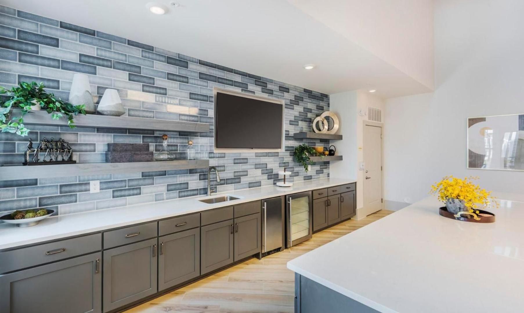 Landing Stunning 1Bd Pool Gym Apartment